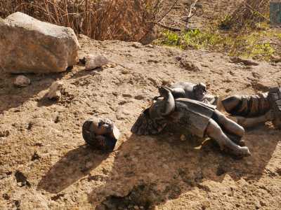 Tra le pietre distinguiamo anche i frammenti della statuetta di un angelo, arrivato chiss� come dal cimitero adiacente. Un simbolo del degrado di questo dimenticato luogo che unisce grande storia, sacralit� e morte